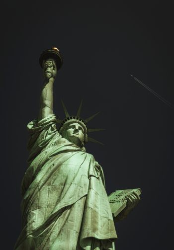 Statue of Liberty, New York, black Wallpaper 1640x2360