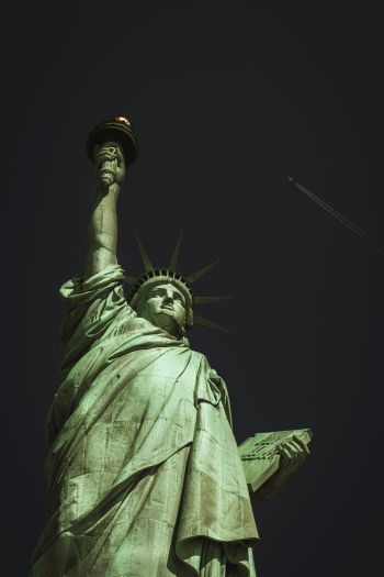 Обои 640x960 Статуя Свободы, Нью-Йорк, черный