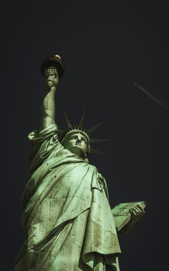 Обои 1752x2800 Статуя Свободы, Нью-Йорк, черный