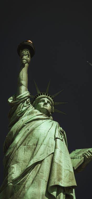 Обои 1125x2436 Статуя Свободы, Нью-Йорк, черный