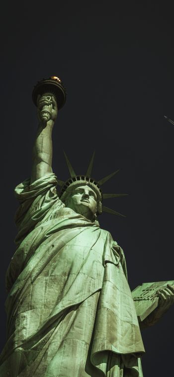 Обои 1080x2340 Статуя Свободы, Нью-Йорк, черный
