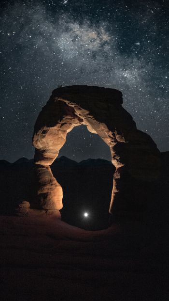 Delicate Arch, Utah, night Wallpaper 640x1136