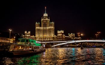 Обои 2560x1600 Москва, река, Сталинская высотка