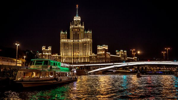 Обои 2048x1152 Москва, река, Сталинская высотка